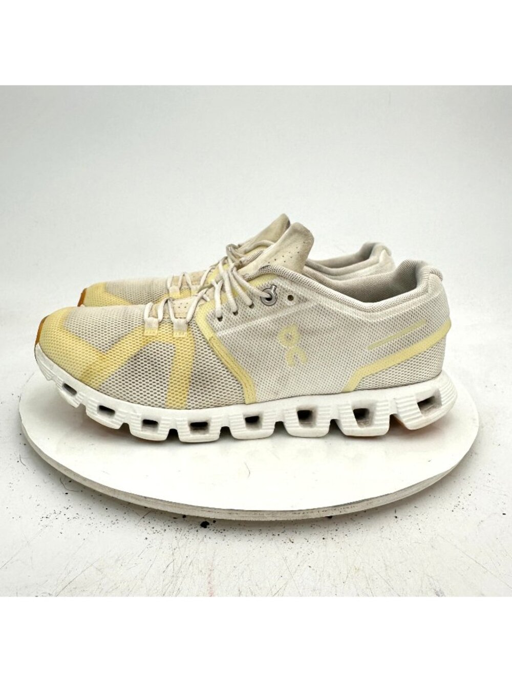 On Cloud 5 swiss Engineering Women Size 9 88.98532 Undyed White Running Shoes